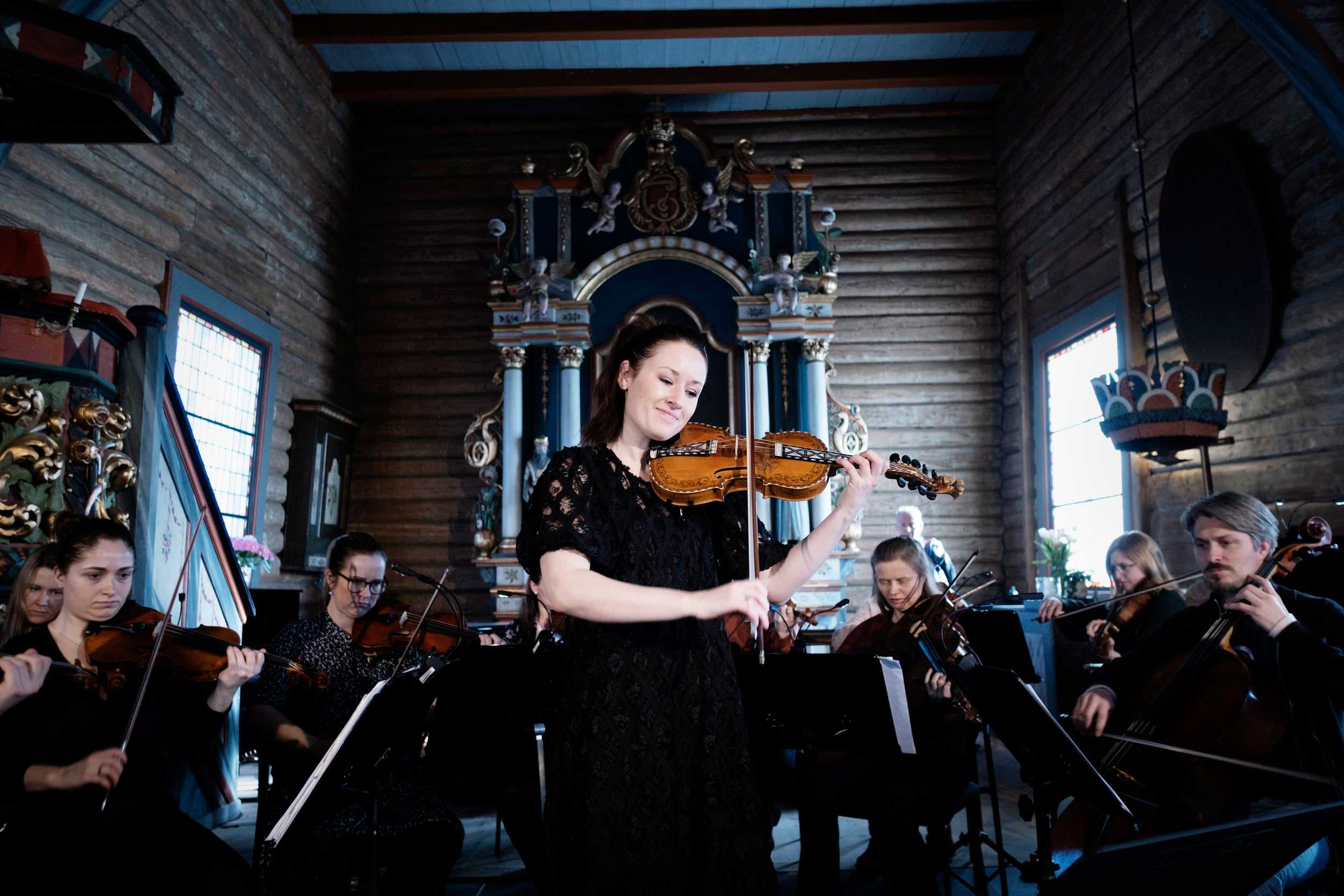 Ragnhild Hemsing playing violin in Aurdal Kirke